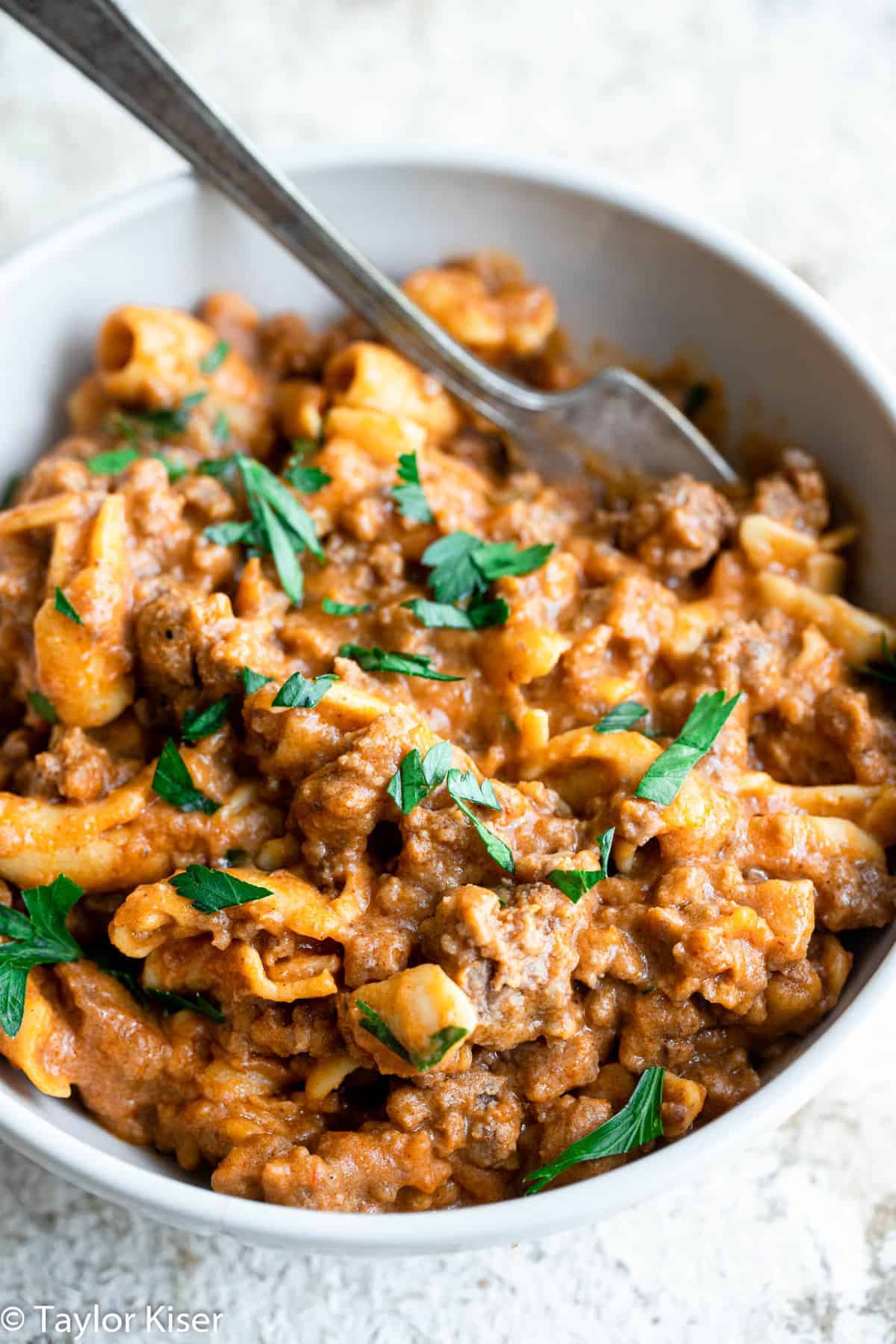 Gluten Free Homemade Healthy Hamburger Helper - A quick and easy, 30 minute meal for busy weeknights! A remake of the boxed version that is naturally gluten free, protein packed and has a dairy free option! Even picky eaters will love it! | #Foodfaithfitness | #Glutenfree #dairyfree #healthy #easydinner #easymeals homemade healthy hamburger helper in a serving bowl
