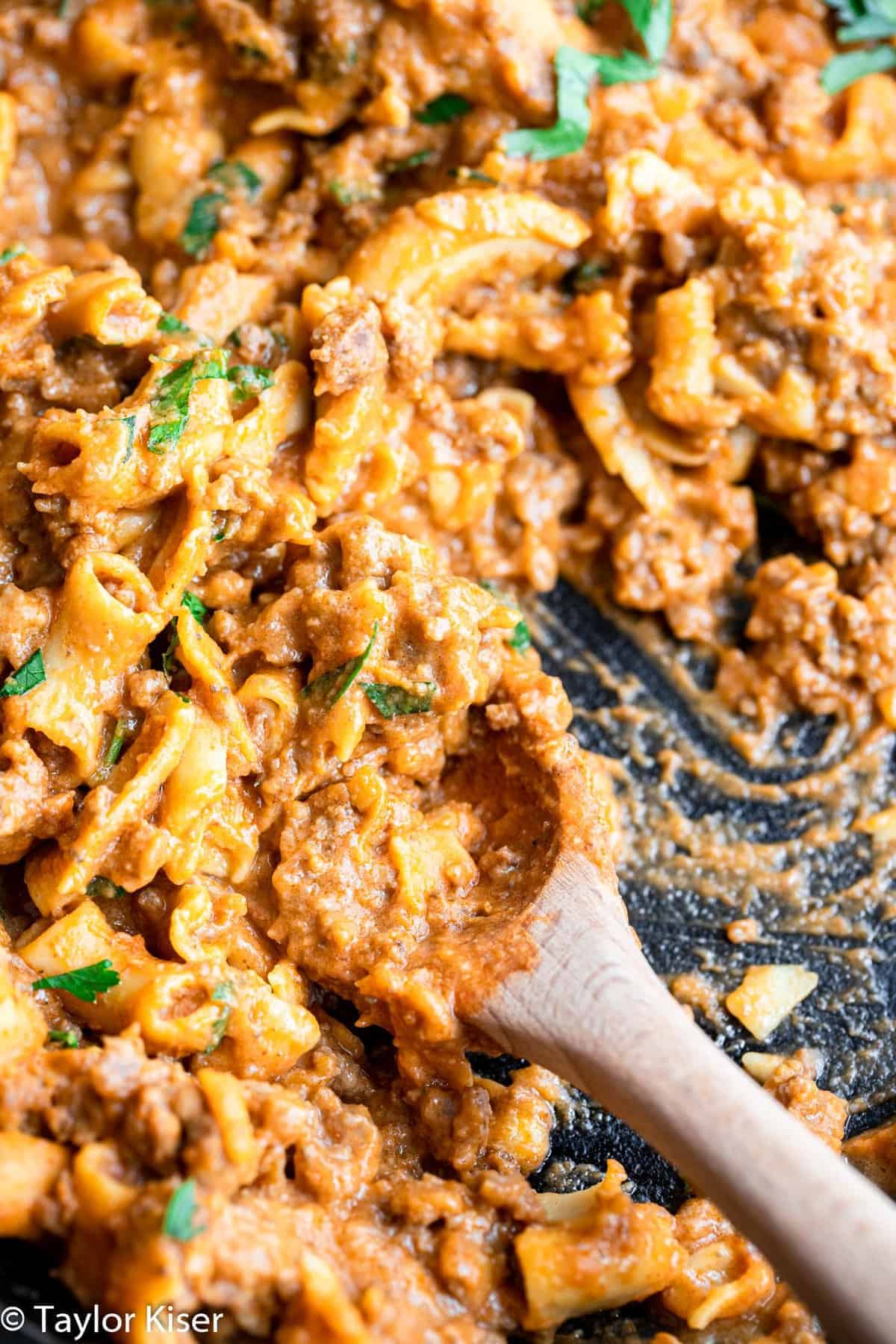 Gluten Free Homemade Healthy Hamburger Helper - A quick and easy, 30 minute meal for busy weeknights! A remake of the boxed version that is naturally gluten free, protein packed and has a dairy free option! Even picky eaters will love it! | #Foodfaithfitness | #Glutenfree #dairyfree #healthy #easydinner #easymeals overhead photo of hamburger helper in a skillet