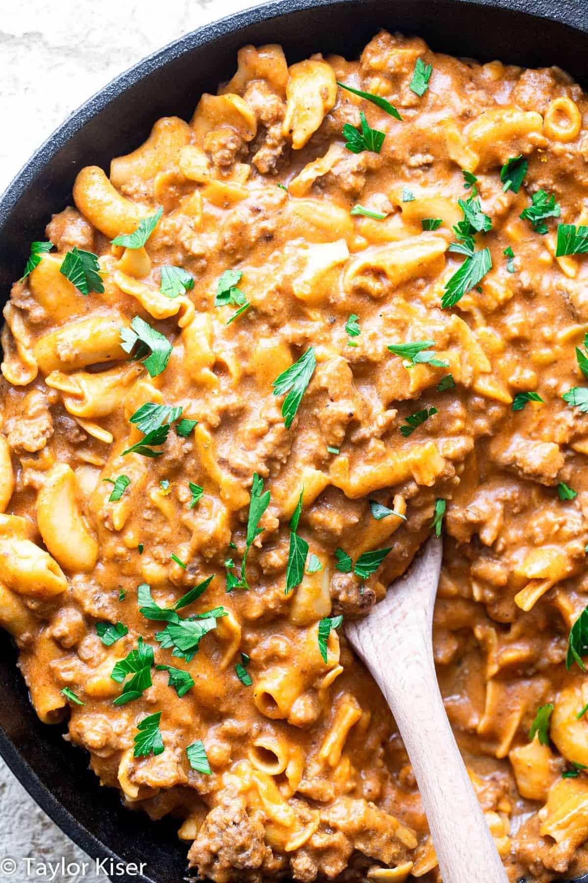 Gluten Free Homemade Healthy Hamburger Helper - A quick and easy, 30 minute meal for busy weeknights! A remake of the boxed version that is naturally gluten free, protein packed and has a dairy free option! Even picky eaters will love it! | #Foodfaithfitness | #Glutenfree #dairyfree #healthy #easydinner #easymeals close up of homemade healthy hamburger helper in a frying pan