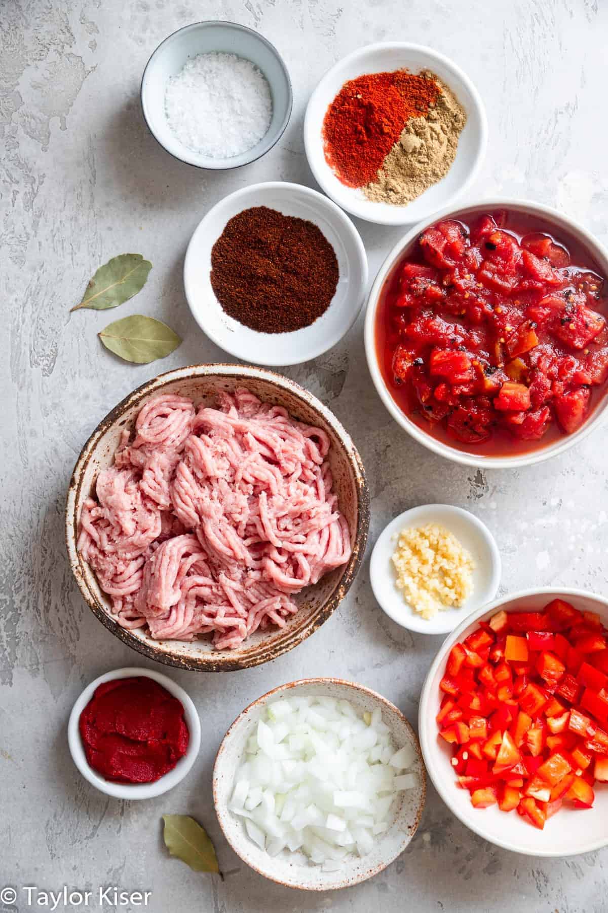 No Bean Low Carb Keto Turkey Chili - This Low Carb Keto Turkey Chili is healthy comfort food at it's best! An easy, weeknight dinner that will please the whole crowd! Gluten free, keto and paleo too! | #Foodfaithfitness | #keto #lowcarb #paleo #healthy #whole30 ingredients to make low carb keto turkey chili in bowls