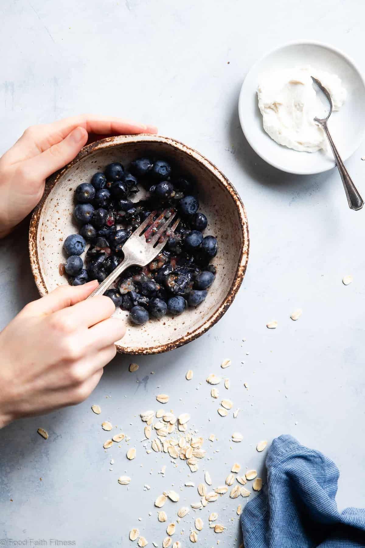 Blueberry Cheesecake Oatmeal - This quick and easy Blueberry Oatmeal with Cheesecake Swirl is a healthy, low fat and gluten free breakfast that tastes like waking up to cheesecake! | #Foodfaithfitness | Blueberries And Cream Oatmeal - This quick and easy Blueberry Oatmeal Recipe with Cheesecake Swirl is a healthy, low fat and gluten free breakfast that tastes like waking up to cheesecake! | #Foodfaithfitness |