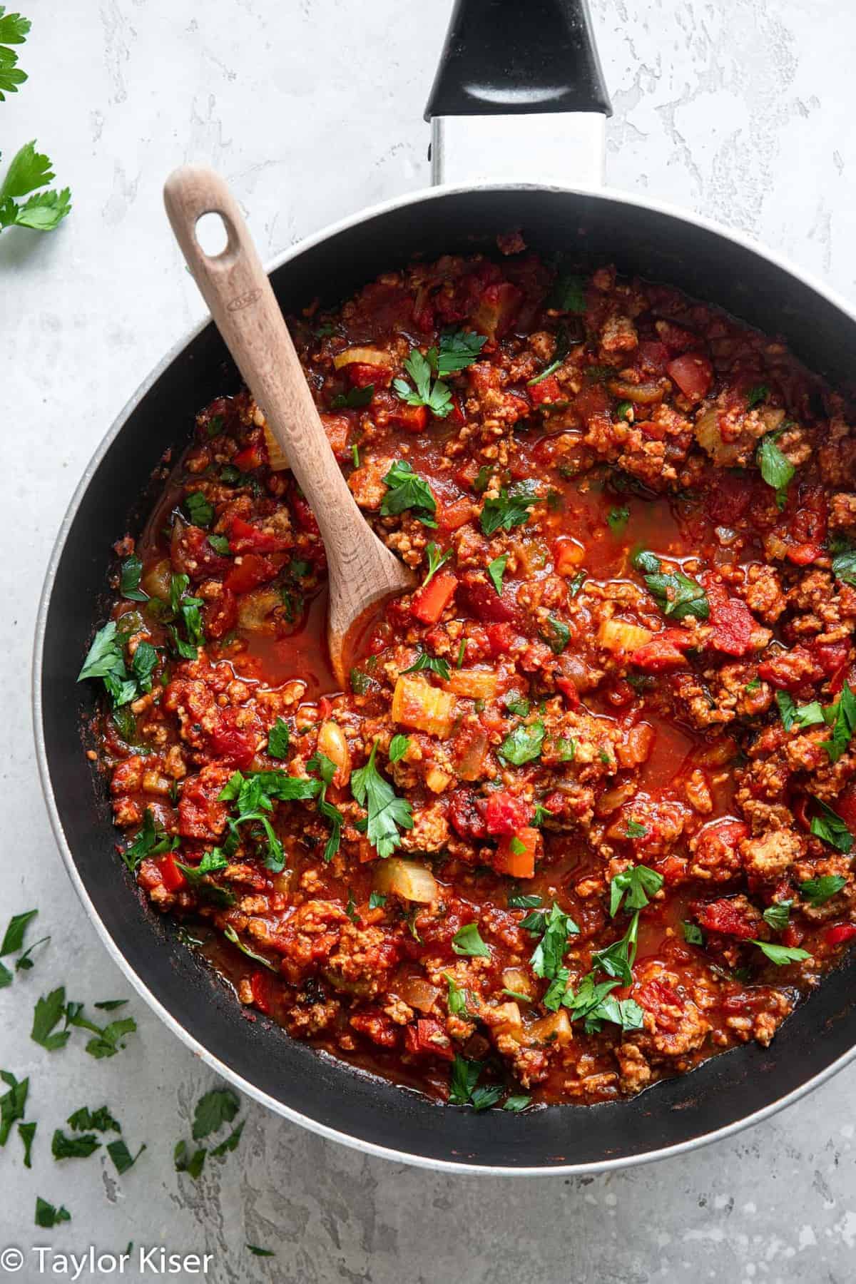No Bean Low Carb Keto Turkey Chili - This Low Carb Keto Turkey Chili is healthy comfort food at it's best! An easy, weeknight dinner that will please the whole crowd! Gluten free, keto and paleo too! | #Foodfaithfitness | #keto #lowcarb #paleo #healthy #whole30 The best keto chili in a skillet